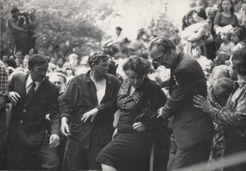 Фотографія. Похорон В. Івасюка. М. Івасюк. Львів. 22 травня 1979 року.