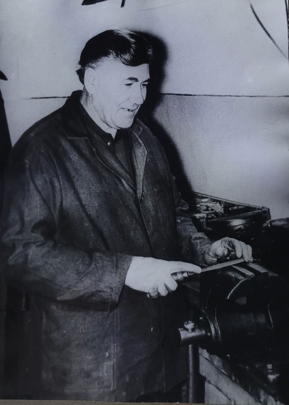 Луговський Анатолій Іванович– слюсар - інструментальщик інструментального відділення Красноармійського завода «Електродвигун».