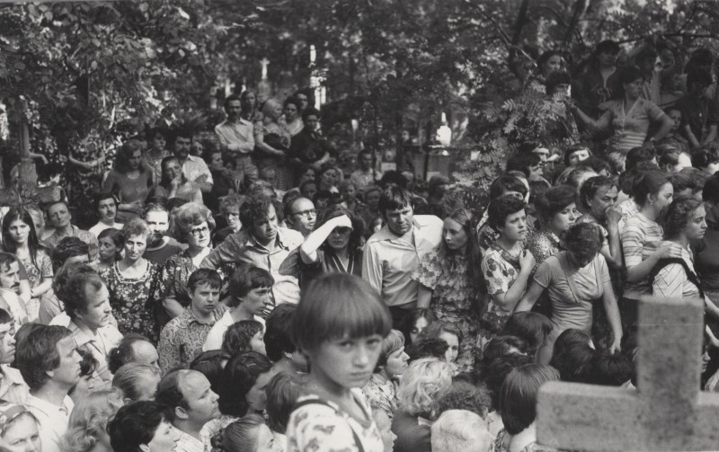 Фотографія. Похорон В. Івасюка. В правому нижньому куті видно верхню частину хреста. Львів. 22 травня 1979 року.