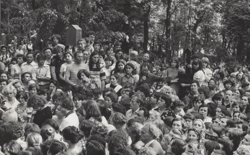 Фотографія. Похорон В. Івасюка. На фото зображено багато людей.  Львів. 22 травня 1979 року.