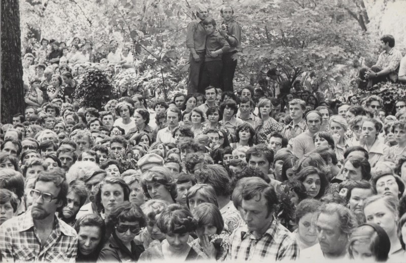 Фотографія. Похорон В. Івасюка. На фотографії зображено багато людей. Львів. 22 травня 1979 року.