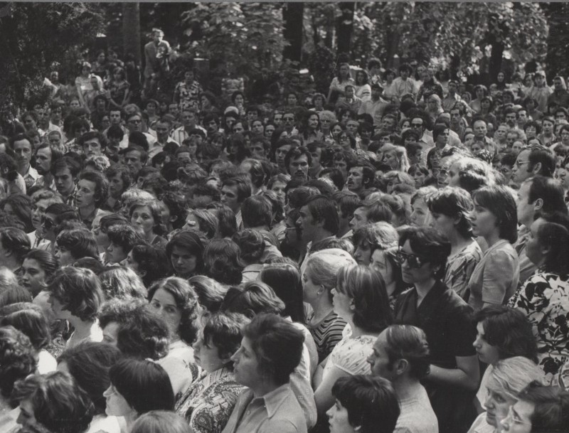 Фотографія. Похорон В. Івасюка. На передньому плані знято у профіль зліва. Львів. 22 травня 1979 року.