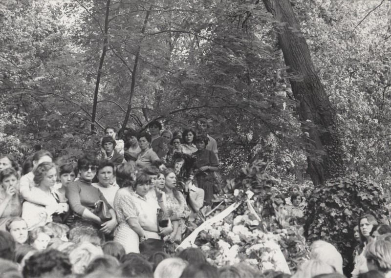 Фотографія. Похорон В. Івасюка. На фотографії видно вінок. Львів. 22 травня 1979 року.