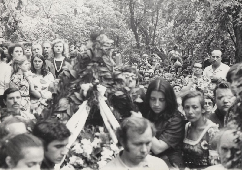 Фотографія. Похорон В. Івасюка. На фотографії видно верх вінка з білими стрічками і квітами. Львів. 22 травня 1979 року.