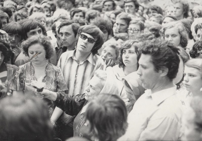Фотографія. Похорон В. Івасюка. Посередині чоловік з довгим волоссям. Львів. 22 травня 1979 року.