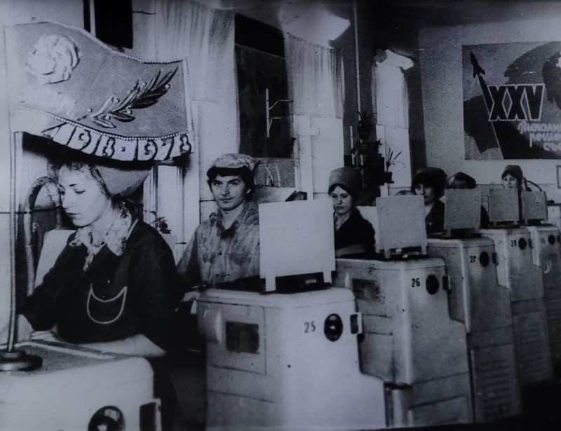 Комсомольсько – молодіжна бригада з обробки валу  ім. 60 -річчя комсомола завода «Електродвигун».