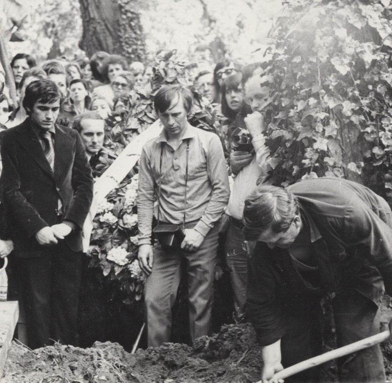 Фотографія. Похорон В. Івасюка. На фотографії зліва Назарій Яремчук. Львів. 22 травня 1979 року.