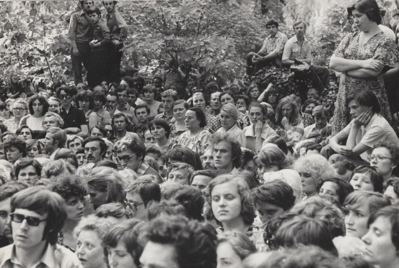 Фотографія. Похорон В. Івасюка. На фотографії на підвищенні зліва стоять троє чоловіків.  Львів. 22 травня 1979 року.