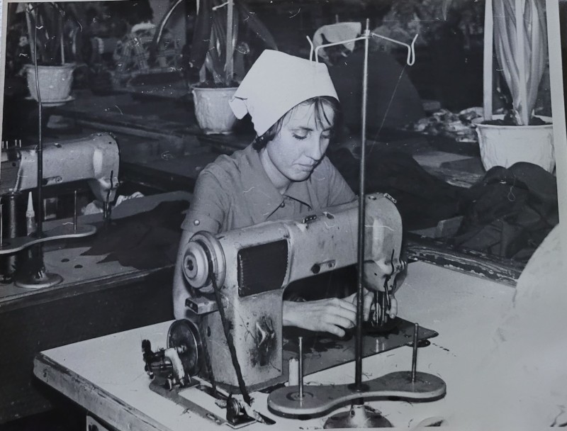 Чоботар Галина – швачка Красноармійської швейної фабрики, член КПРС, ударник комуністичної праці, профгрупорг у бригаді.