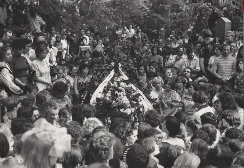 Фотографія. Похорон В. Івасюка. Посередині вінок з білими гвоздиками і білими стрічками. Львів. 22 травня 1979 року.
