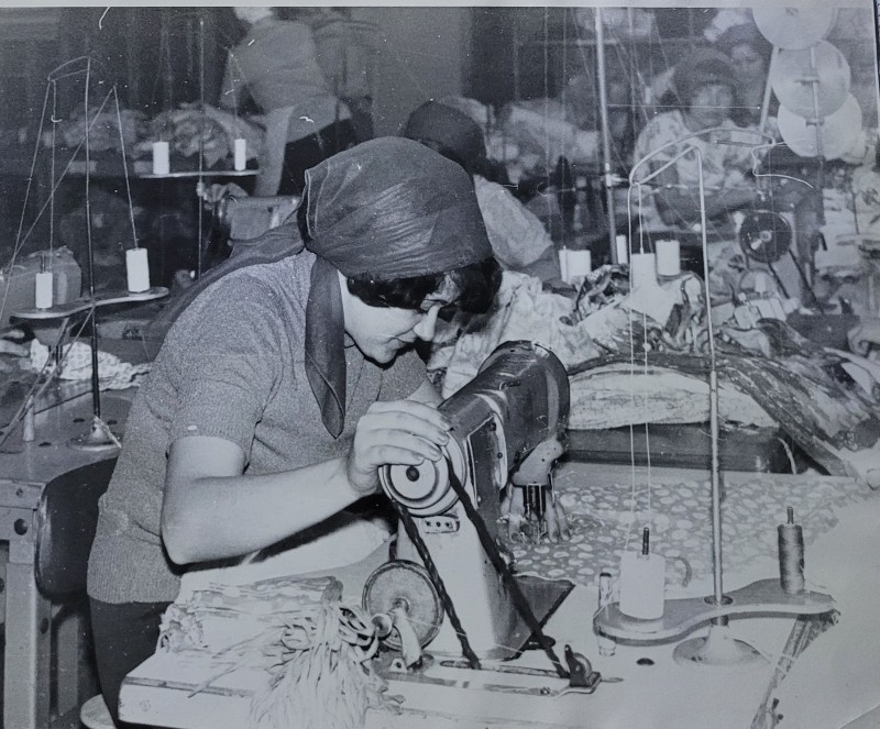 Гладушкова Валентина Іванівна – швачка Красноармійської швейної фабрики, ударник комуністичної праці, депутат обласної ради депутатів трудящих, член цехкома, наставник молоді, обучила своїй професії десять молодих робітниць.