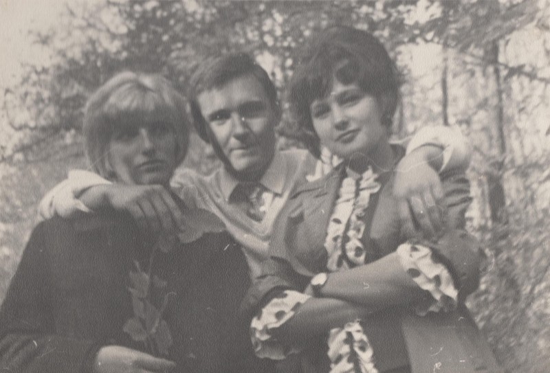 Фотографія. В. Івасюк обнімає дівчат за плечі.