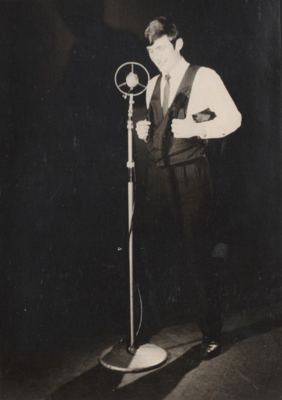 Фотографія. В. Івасюк стоїть перед мікрофоном та дивиться униз. 1969-1970 роки.