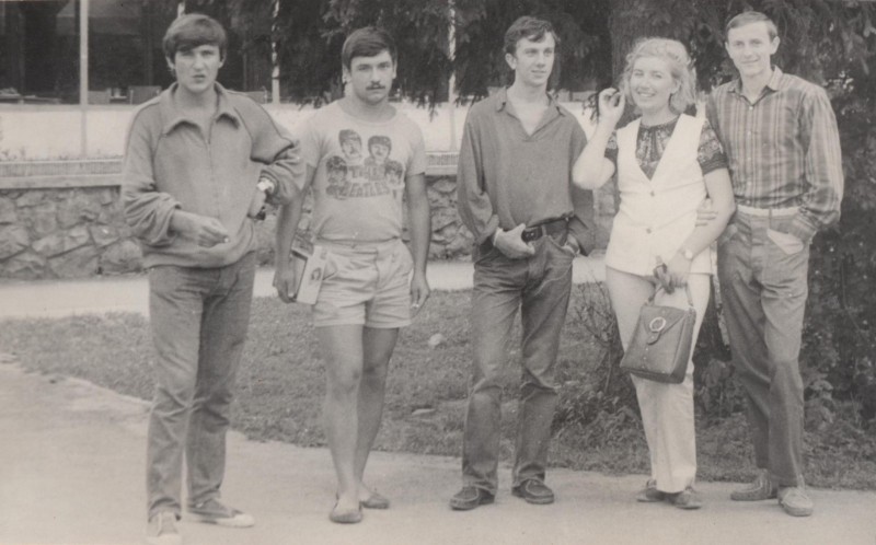 Фотографія. В. Івасюк з друзями. ~1970 рік.