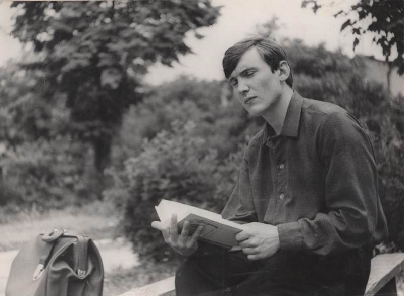 Фотографія. В. Івасюк тримає в руках книгу. 1968 рік.