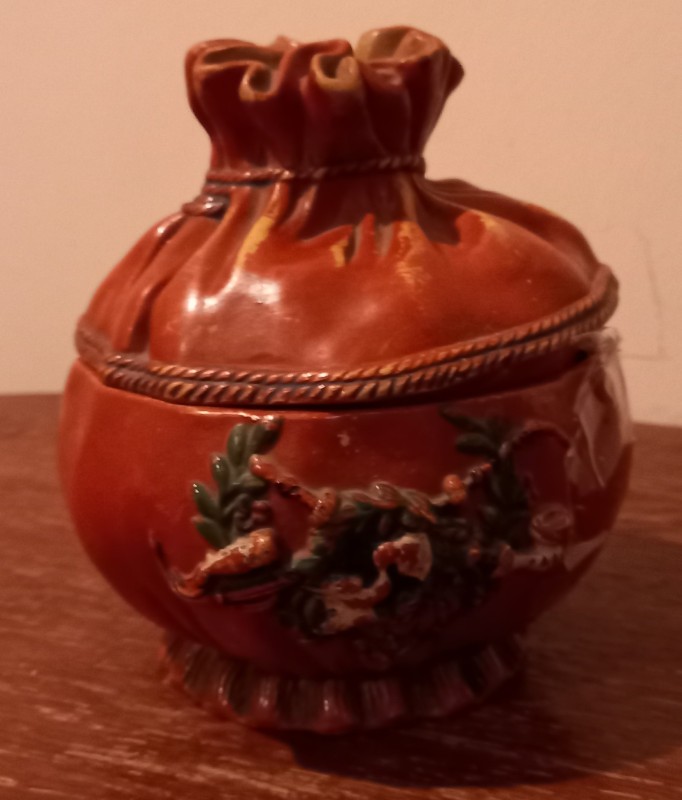 Цукорниця фаянсова червоного кольору у вигляді «мішку», стягнутого зверху і знизу. Початок ХІХ ст.