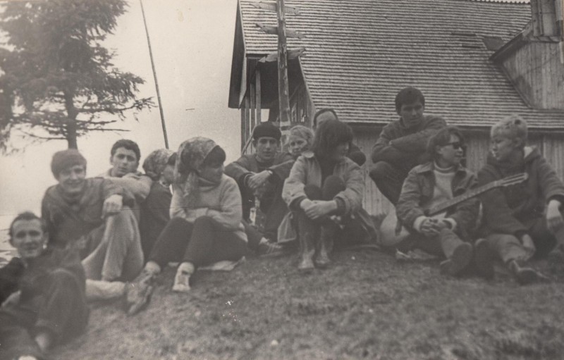 Фотографія. В. Івасюк поряд з хлопцями та дівчатами. Осінь 1969 року. "Едельвейс".