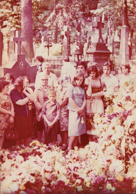 Фотографія. Похорон В. Івасюка. Люди стоять на кладовищі. Львів. 22 травня 1979 року.