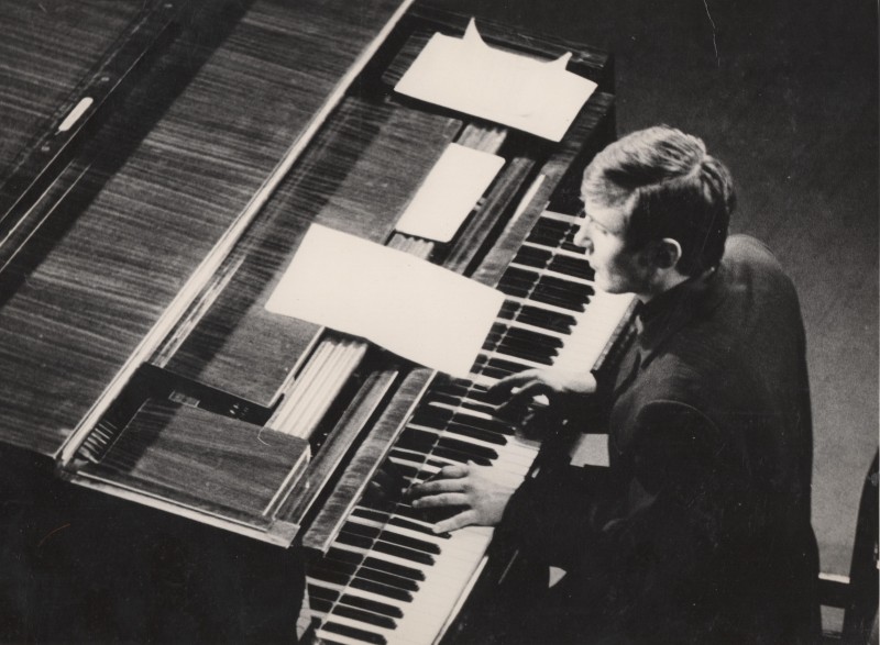 Фотографія. В. Івасюк грає на фортепіано. 1969-1970 роки.