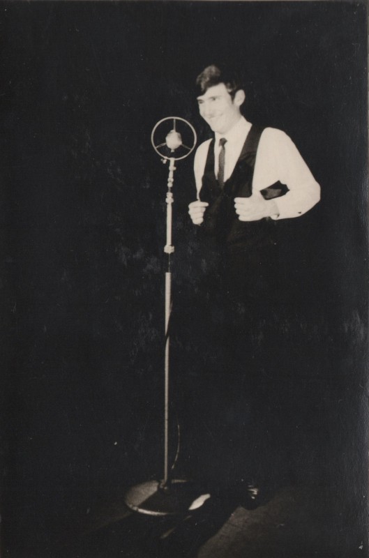 Фотографія. В. Івасюк біля мікрофона. 1969-1970 роки.