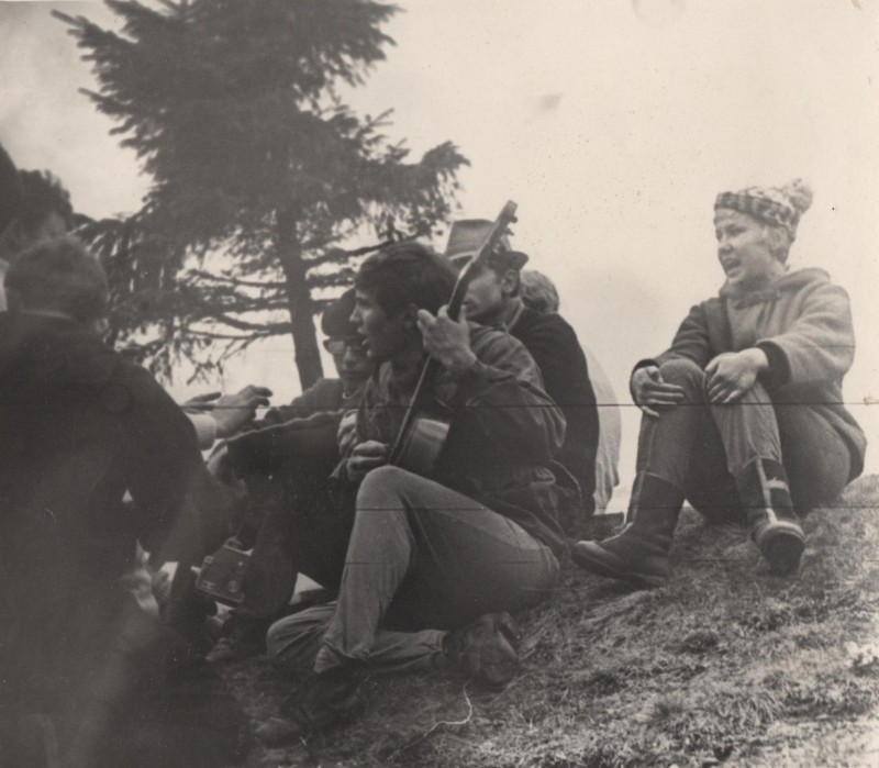 Фотографія. В. Івасюк сидить на траві та грає на гітарі. Осінь 1969 року. «Едельвейс».