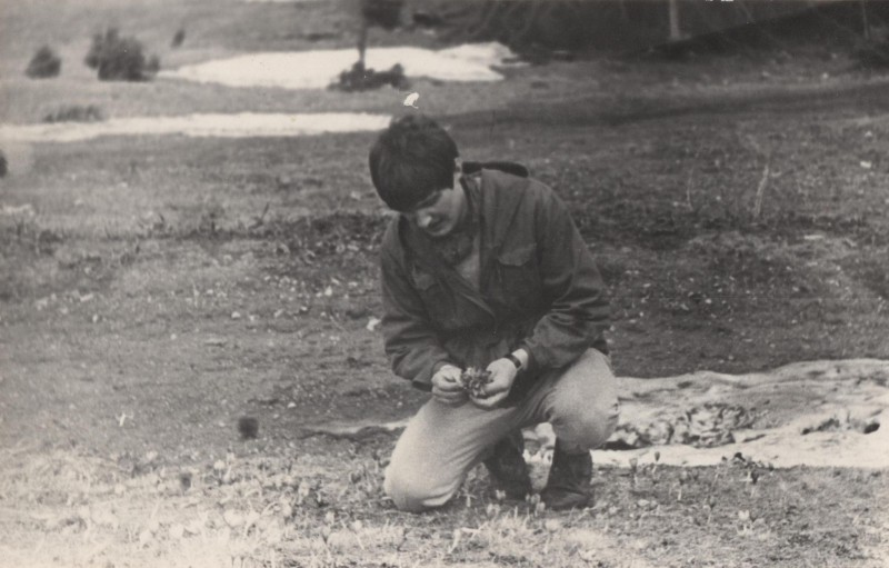 Фотографія. В. Івасюк схилився на праве коліно. «Едельвейс». Осінь 1969 року.