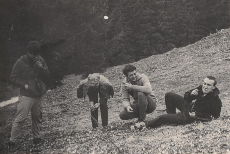 Фотографія.  В. Івасюк у горах з друзями. Осінь 1969 року. «Едельвейс».