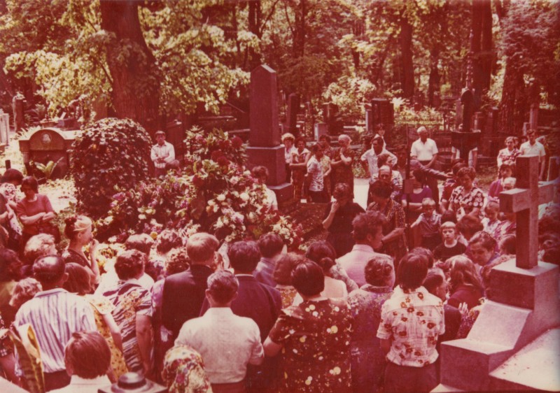 Фотографія. Похорон В. Івасюка. Люди біля могили В. Івасюка. Львів. 22 травня 1979 року