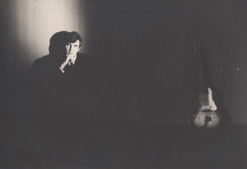 Фотографія. В. Івасюк на темному фоні. 1969-1970 роки.