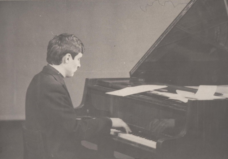 Фотографія. В. Івасюк сидить за роялем. 1969-1970 роки.