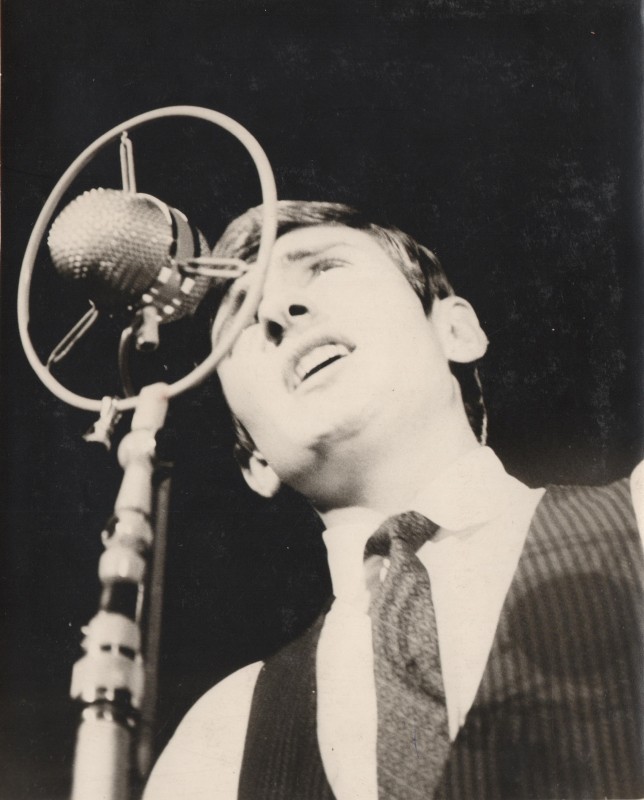 Фотографія. В. Івасюк співає перед мікрофоном. 1969-1970 роки