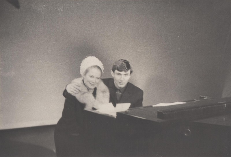 Фотографія. В. Івасюк та Н. Щербакова сидять за роялем. 1969-1970 роки.
