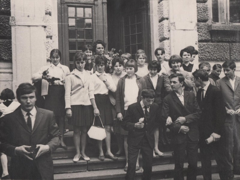 Фотографія. В. Івасюк біля СШ № 9. 25 травня 1968 року.