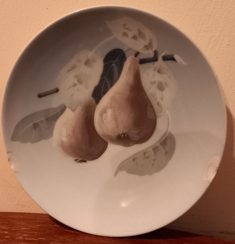 Тарілка білого кольору, кругла, мілка, дзеркало плавно переходить в борт.