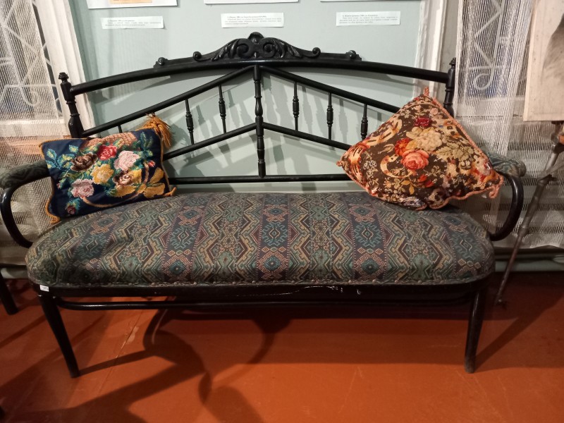Диван з гостинного гарнітуру чорного кольору з ажурною спинкою. XIX ст.