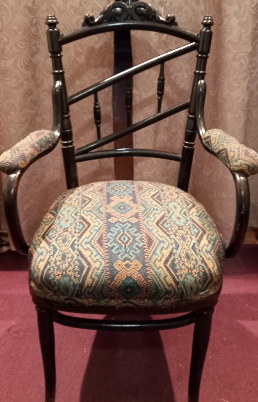 Крісло з гостинного гарнітуру чорного кольору з ажурною спинкою.  XIX ст