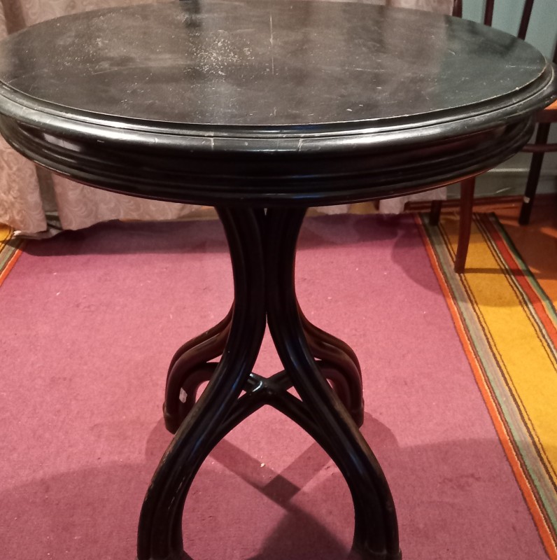 Предмет. Стіл з комплекту меблів для вітальні чорного кольору (круглий, на чотирьох зігнутих ніжках). XIX ст.