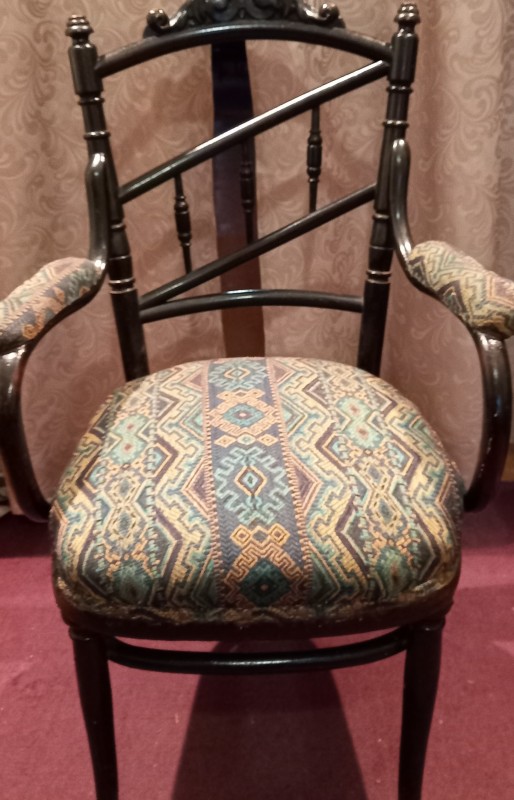 Крісло з гостинного гарнітуру чорного кольору з ажурною спинкою. XIX ст