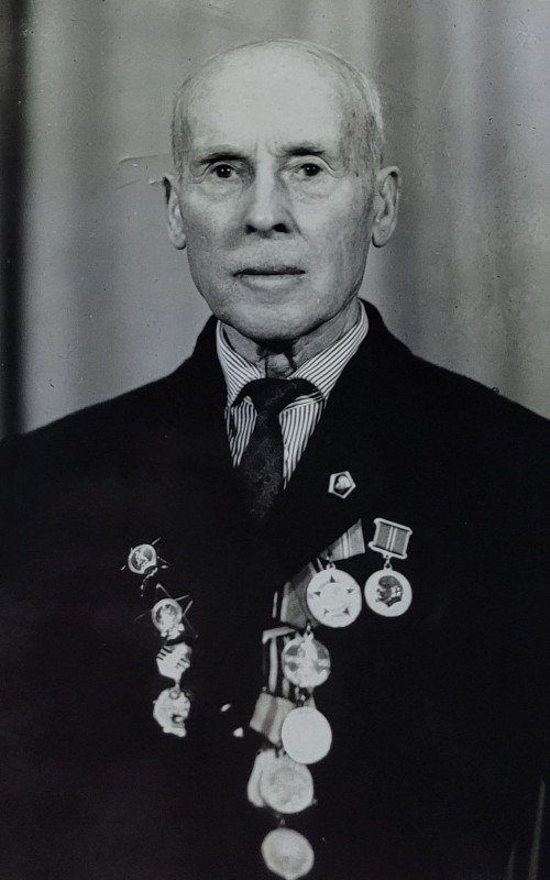 Новіков Василь Данилович, член КПРС з 1927 року, учасник воєнно-політичних подій періоду 1917–1921 років та Другої світової війни.