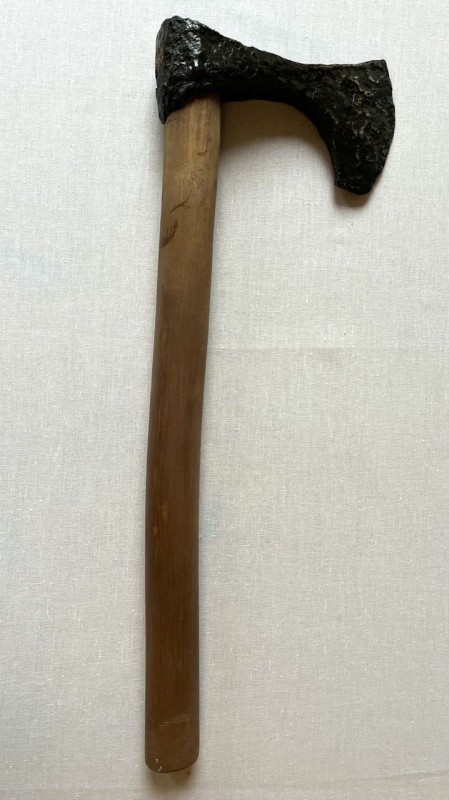 Сокира залізна з дерев'яною ручкою