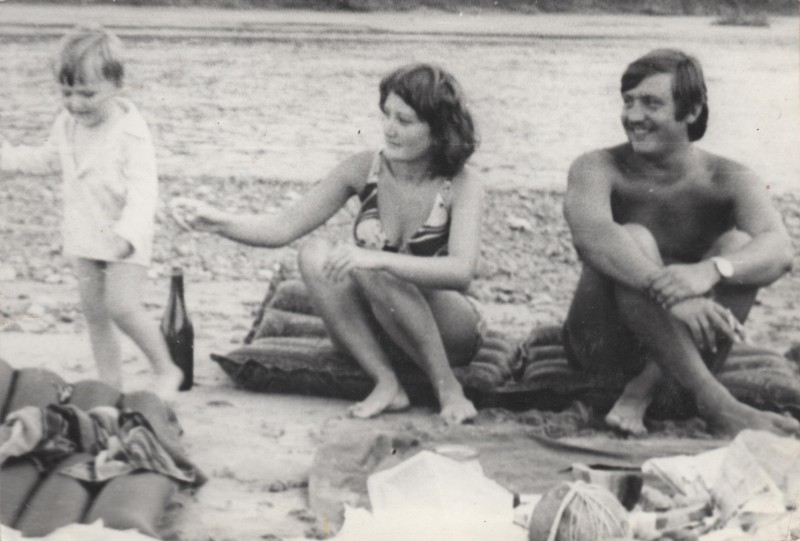 Фотографія. В. Івасюк сидить на березі річки. 1977 рік.