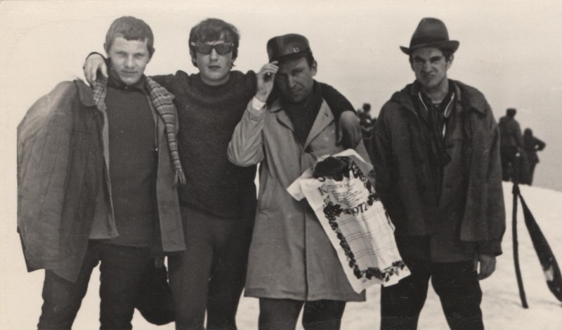 Фотографія. В. Івасюк з друзями. Зима 1972 року.