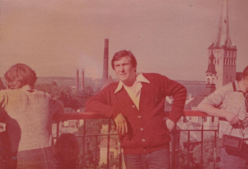 Фотографія. В. Івасюк на фоні міста. Таллінн. Липень 1978 року.