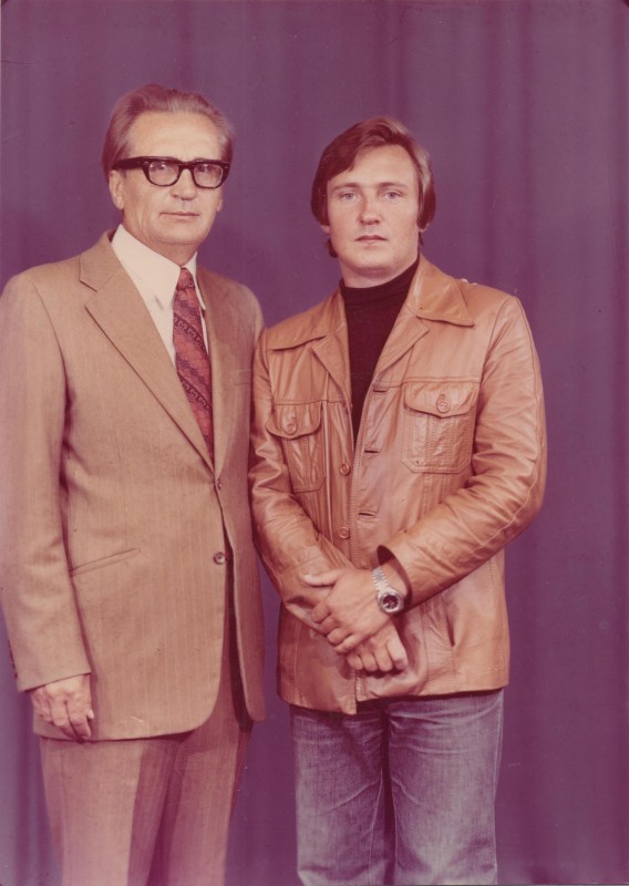 Фотографія. В. Івасюк з батьком М. Г. Івасюком. Осінь 1978 року.