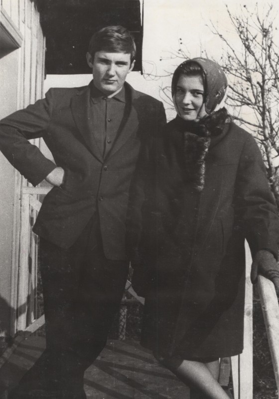 Фотографія. В. Івасюк з сестрою Галиною на східцях будинку. Листопад 1965 року.