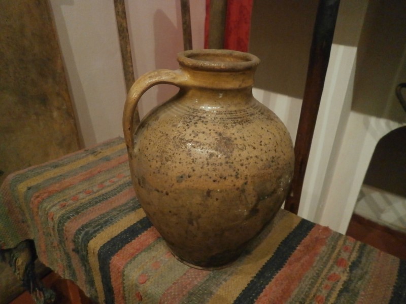 Посудина для рідини без орнаменту