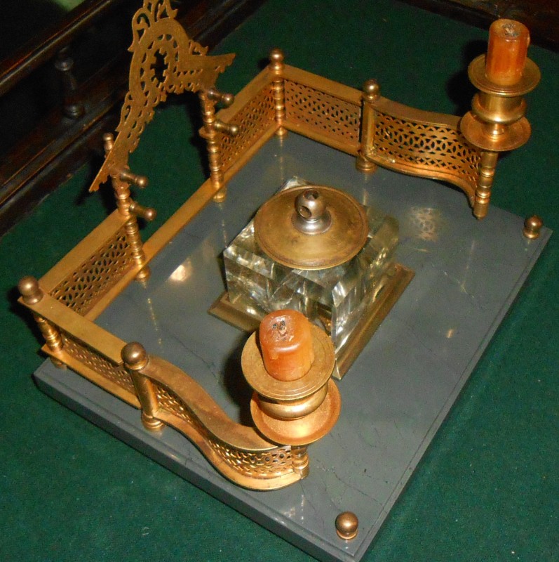 Чорнильниця ХІХ ст., як частина письмового приладдя.