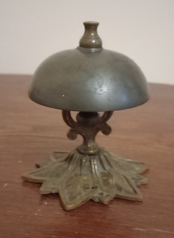 Дзвінок куполоподібний, у вигляді шестипелюсткової квітки. ХІХ ст.