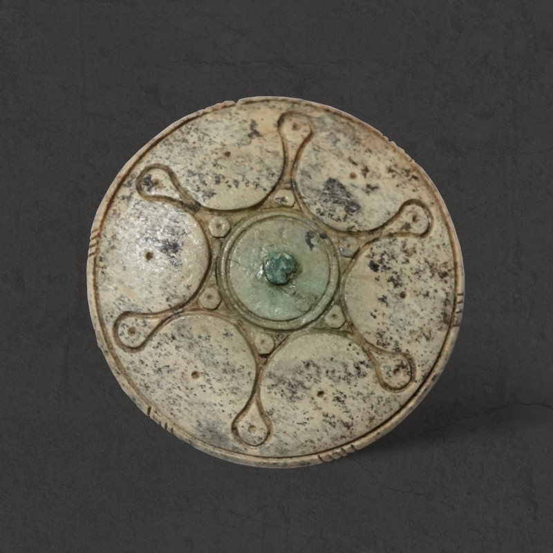 Кістяна накладка XVI-XV ст. до н. е.