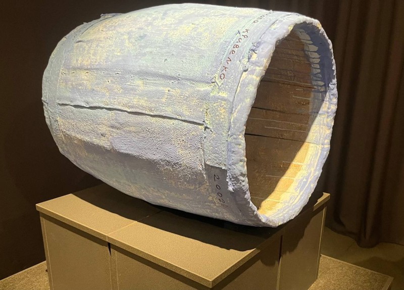 Кривенко М.Є. Артоб`єкт «Діоген». 2002. Дерев`яна бочка, акрил. 45×45×63 см.